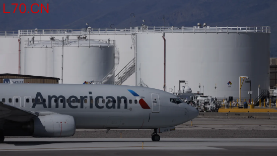 2026 年 4 月 9 日，一架美国航空客机在盐湖城国际机场的储油设施旁滑行。