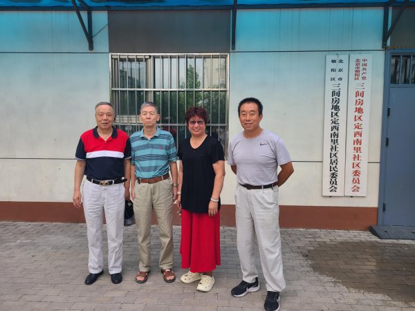 老小区修路面急需空地中转材料，几位“热心肠”出手
