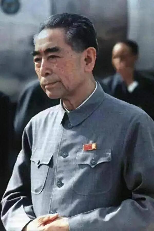 1967年，老帅们大闹怀仁堂后，拒绝向毛主席检讨，周总理劝说：要顺应运动潮流