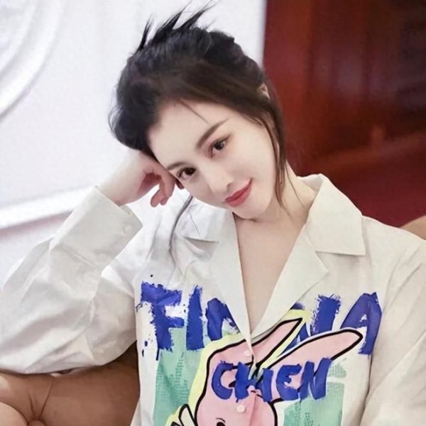 和刘翔离婚后，她离开上海，和母亲相依为命，如今35岁仍是单身