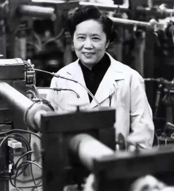 她帮美国造出原子弹，37年后见到周总理，第一句话让人瞬间泪崩