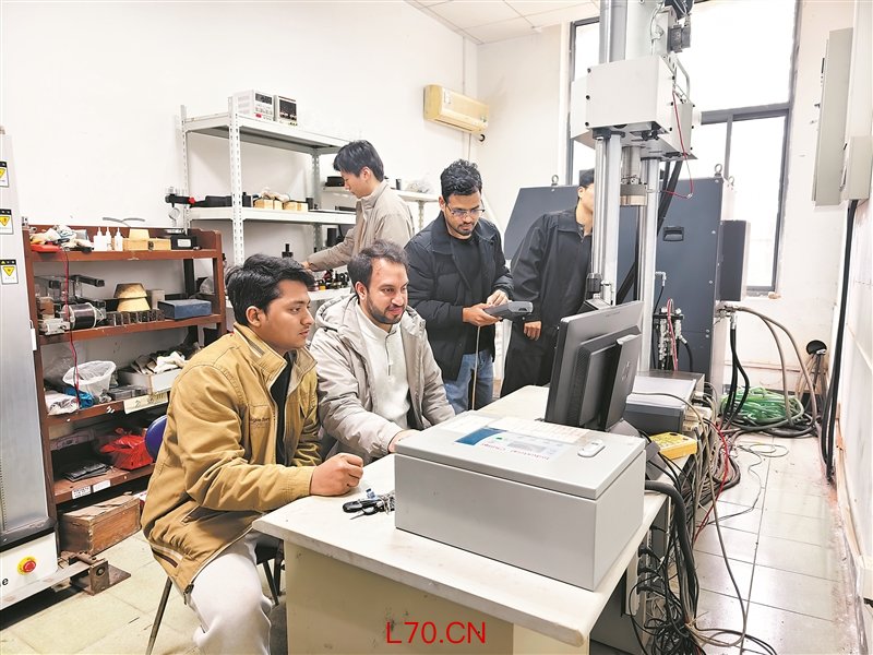 巴基斯坦留学生与中国学生一起在中国—巴基斯坦重大基础设施智慧防灾“一带一路”联合实验室做实验实盘配资账户能提现吗。记者 李林旭摄