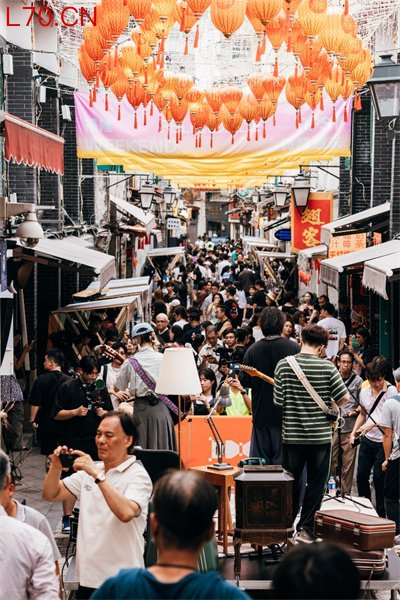 图为文创市集、主舞台及DJ演出吸引众多游人。主办方供图
