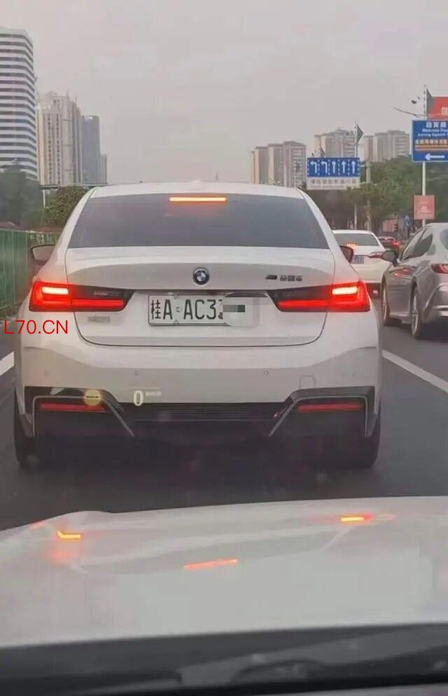 绿牌改白底黑字违法 车主追求个性反成违法