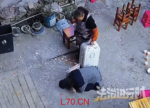 女子父亲离世没见上最后一面跪地痛哭 网友：要珍惜与父母相处的时光