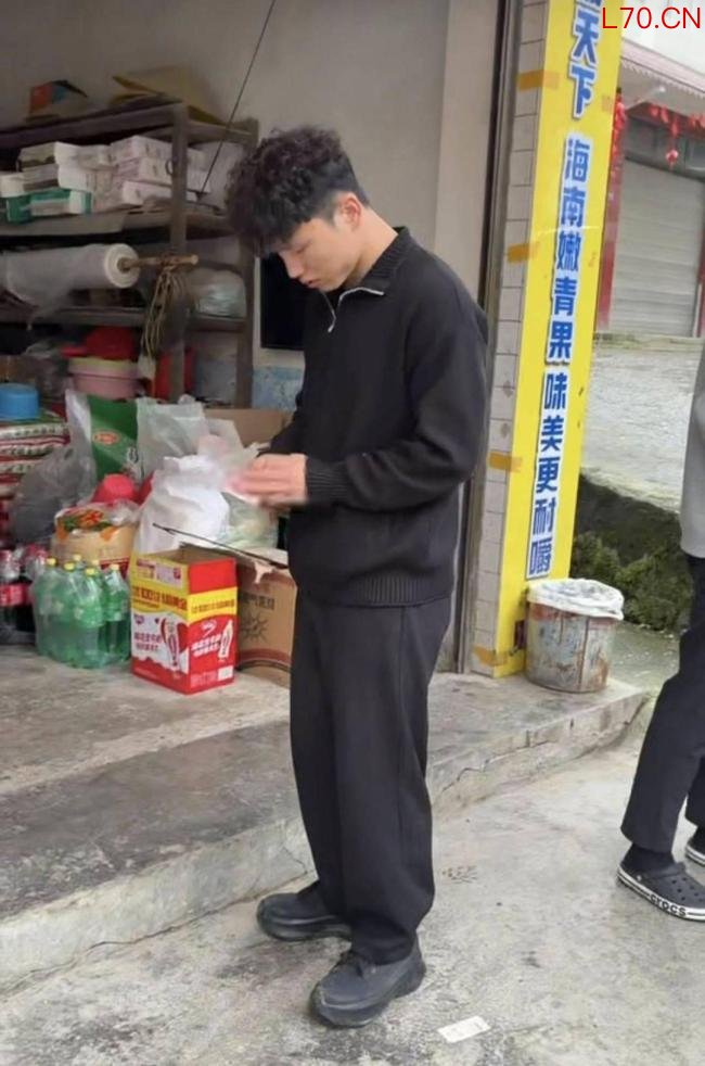 大学生凌晨驾车1300公里送校友奔丧 爱心接力见真情