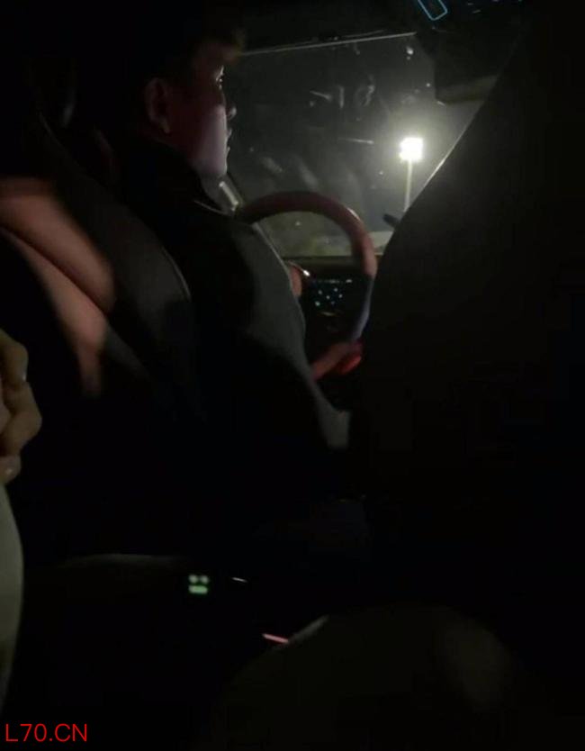 大学生凌晨驾车1300公里送校友奔丧 爱心接力见真情