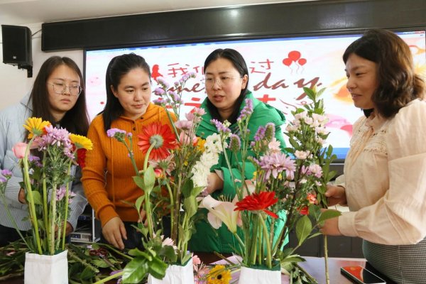 与花相伴 绽放芳华