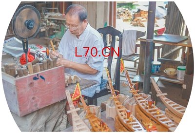 七旬老匠人巧手雕出“龙船崽崽”