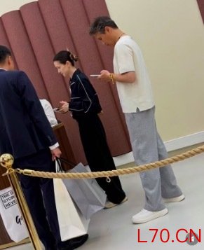 李乃文陪老婆巴黎逛街 工作空档全程陪伴