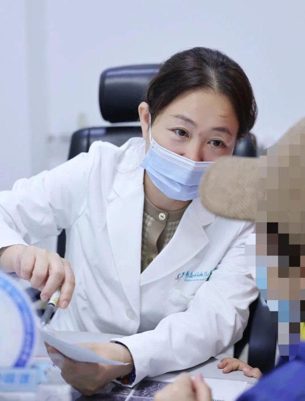 有温度的医者｜20年模糊，10秒变清晰：纸短情长致谢满分“摘镜天团”
